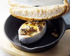 Bakaður Brie-ostur og grillað flatbrauð