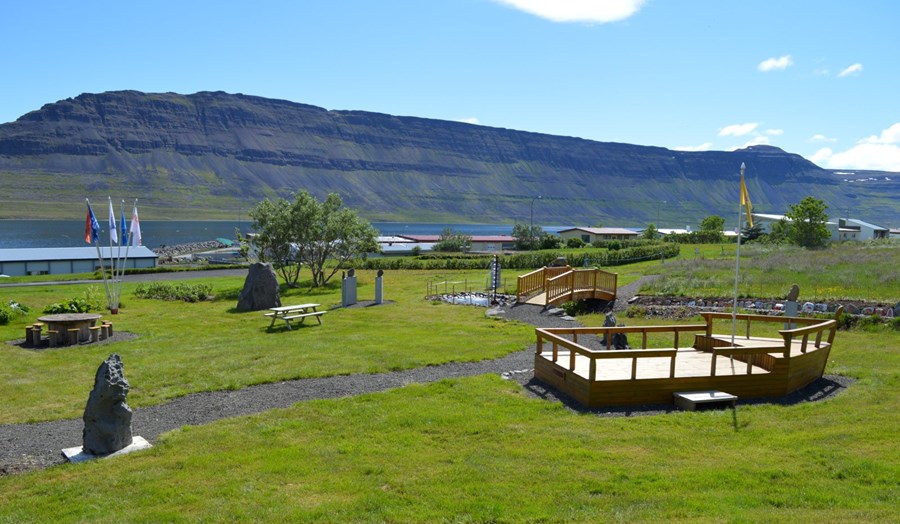 Raggagarður er fallegur og vinsæll, sannkallaður Fjölskyldugarður Vestfjarða og eitt af kennileitum fjórðungsins.