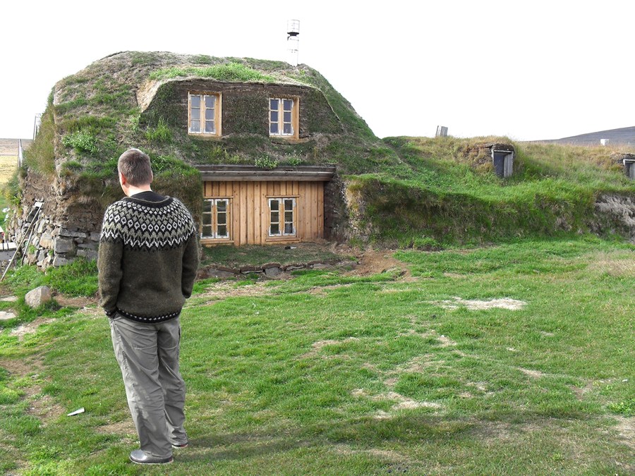 Bær var fyrst reistur í Sænautaseli árið 1843, endurbyggður 1992 og að hluta 2010. Á sumrin er þar drjúg umferð gesta.