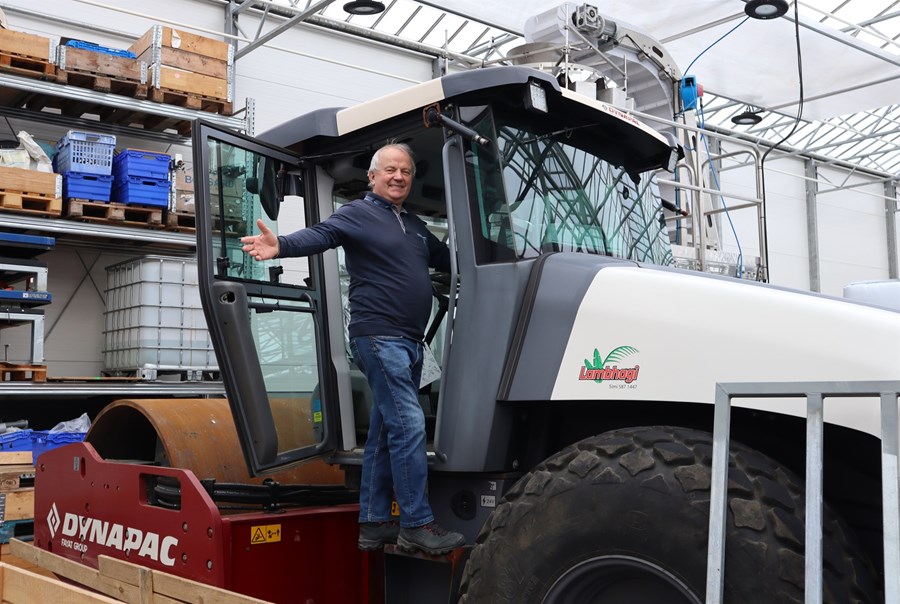 Hafberg hér á þrettán tonna valtaranum sínum. Hann kaupir öll sín tæki ný og Sara, dóttir hans, segir hann aldrei glaðari en þegar hann er að atast á gröfunni eða valtaranum, það sé hans jóga.