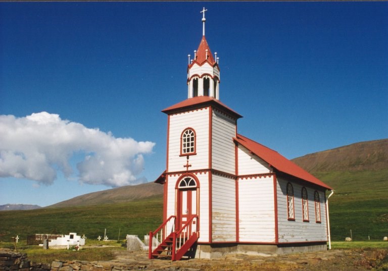 Hofsstaðir. „Þar í kirkjunni var líkneski af Maríu guðsmóður, „höfuðdrottningu Jungfrú Sanctae Mariae sem heiðrast og dýrkast á Hofsstöðum“, eins og segir í samtímaskýrslu um hafvillur Ögmundar biskups.“