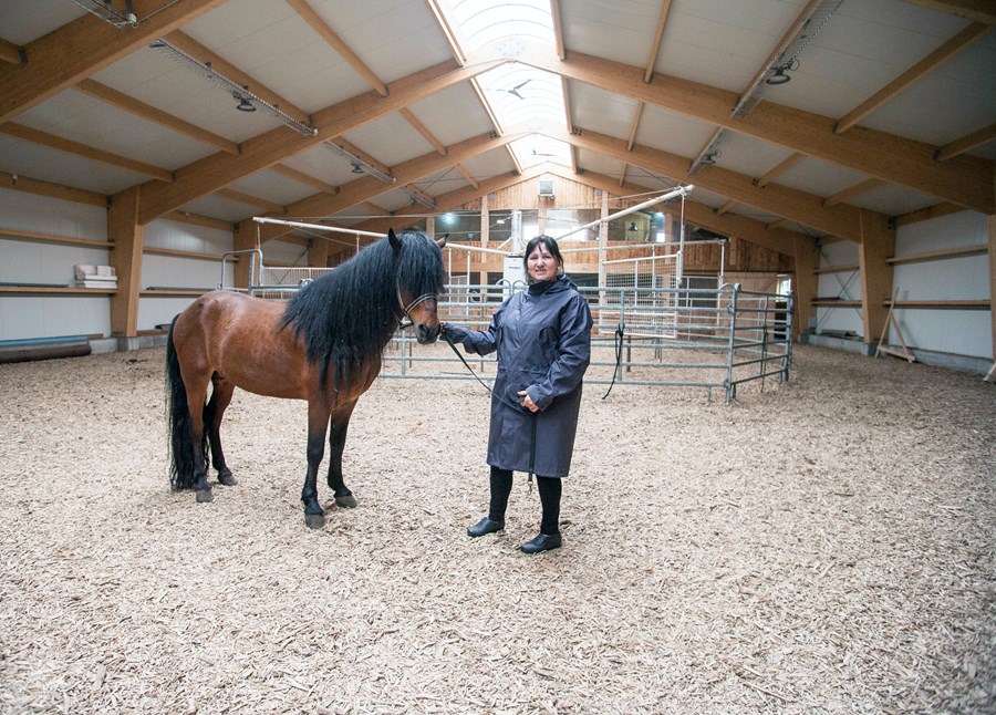 Glæný reiðhöll á Lýsuhóli mun glæða sveitina lífi að mati Jóhönnu Ásgeirsdóttur, sem hér stillir sér upp með einum af gæðingum sínum, Magna frá Lýsuhóli.