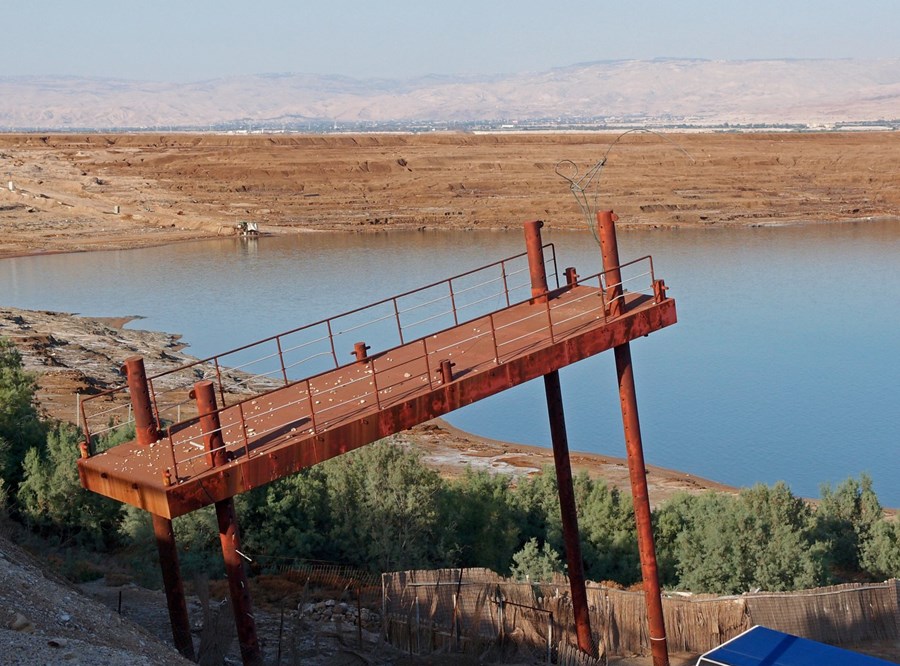 Eins og hér má sjá á þessari gömlu og aflögðu bryggju, þá hefur vatnsstaða Dauðahafsins lækkað mjög mikið á undanförnum áratugum.