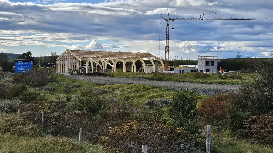 Búið er að reisa burðargrind nýs íþróttahúss í Árnesi og segir oddviti vonir bundnar við að taka megi húsið í notkun fyrir næsta skólaár, 2026, eða jafnvel fyrr miðað við hversu vel framkvæmdir ganga