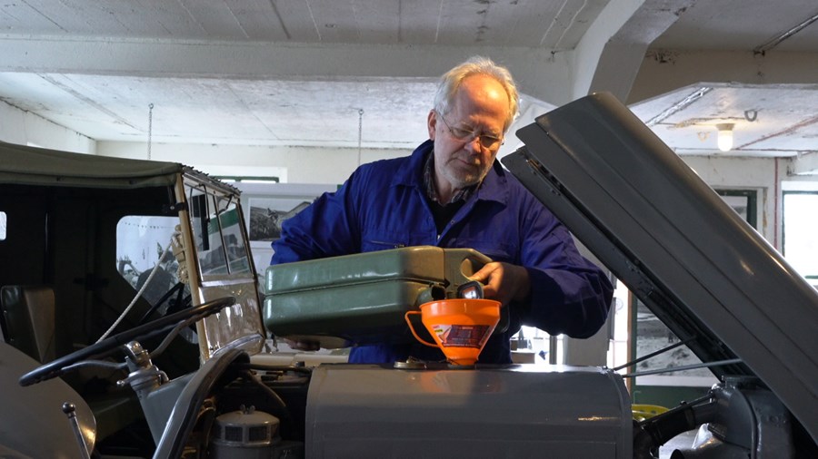 Albert Baldursson Fergussonfélagi, hér að störfum við traktor