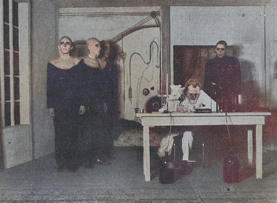 Af sviði Leikfélags Reykjavíkur árið 1937, verkið „Gervimenn“ eftir rithöfundinn Karel Capek. Tæpum tuttugu árum áður kynnti hann leikrit sitt Rossumovi univerzální roboti, R.U.R. (Rossum's Universal Robots), þar sem orðið robot kom fyrst fram sem lýsing á vélmenni. 