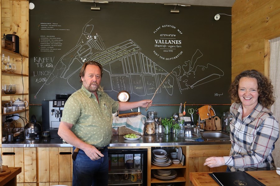 Stórt kort af Vallanesi á Fljótsdalshéraði, þar sem merkt er inn hvað er ræktað á ökrunum hverju sinni. Hjónin Eymundur Magnússon og Eygló Björk Ólafsdóttir segja ræktarlandið vera eins og skepnu að formi til og þannig sé Vallanesbýlið einmitt: eins og það hafi sjálfstætt líf. Nú vilja þau huga að því að koma því og Móður Jörð í nýjar hendur. Hvorugt er þó komið formlega á sölu ennþá en þau eru tilbúin að hefja ferlið.