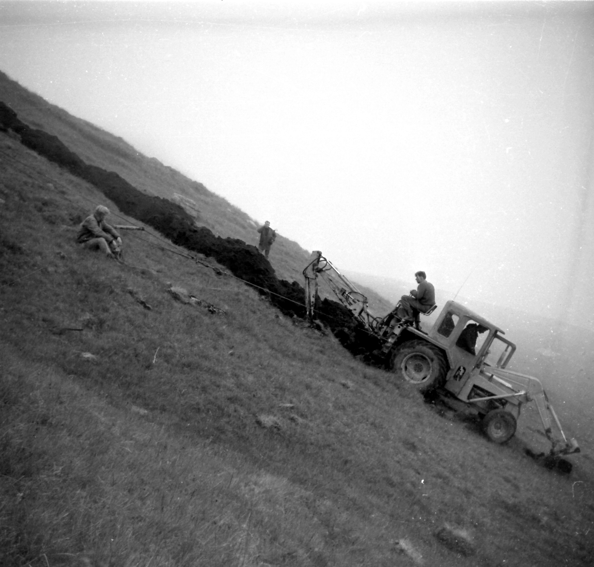 Við skurðgröft í  snarbrattri hlíð