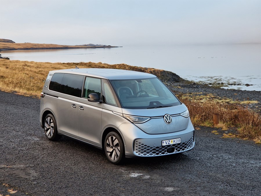 Volkswagen ID.Buzz er nýr rafmagnsbíll sem beðið hefur verið eftir. Við hönnun bifreiðarinnar hefur verið horft til rúgbrauðanna sem Volkswagen framleiddi um miðja öldina. Með smekklegu útliti og praktísku innrarými er líklegt að þessi bíll höfði til margra.