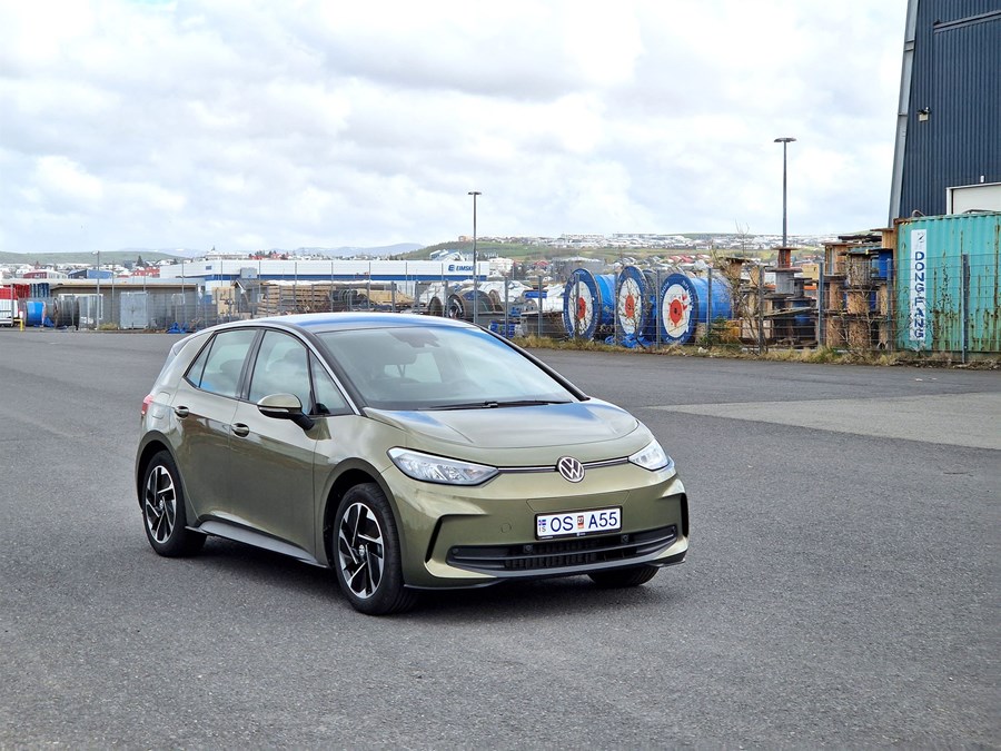 Sérð þú muninn á þessum og eldri týpunni? Að utan er helst hægt að benda á brotthvarf svarta kragans efst á húddinu og breytt loftinntök á stuðara.