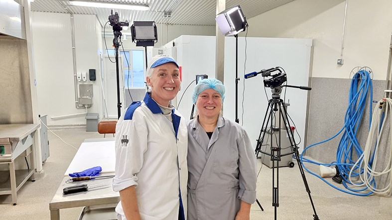 Sigfríður Jódís Halldórsdóttir kjöt­iðnaðarmeistari og Þórhildur M. Jónsdóttir á tökustað.