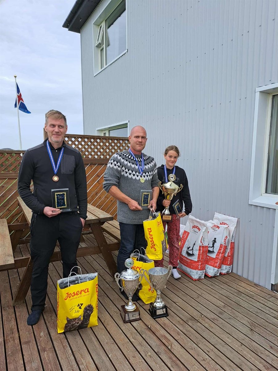 Aðalsteinn Aðalsteinsson og Biff frá Englandi 3. sæti (til vinstri), Maríus Snær Halldórsson og Rosi frá Ketilsstöðum 1. sæti (til hægri) og Steindóra, dóttir Maríusar, eigandi Mílu frá Hallgilsstöðum, sem varð í 2. sæti.