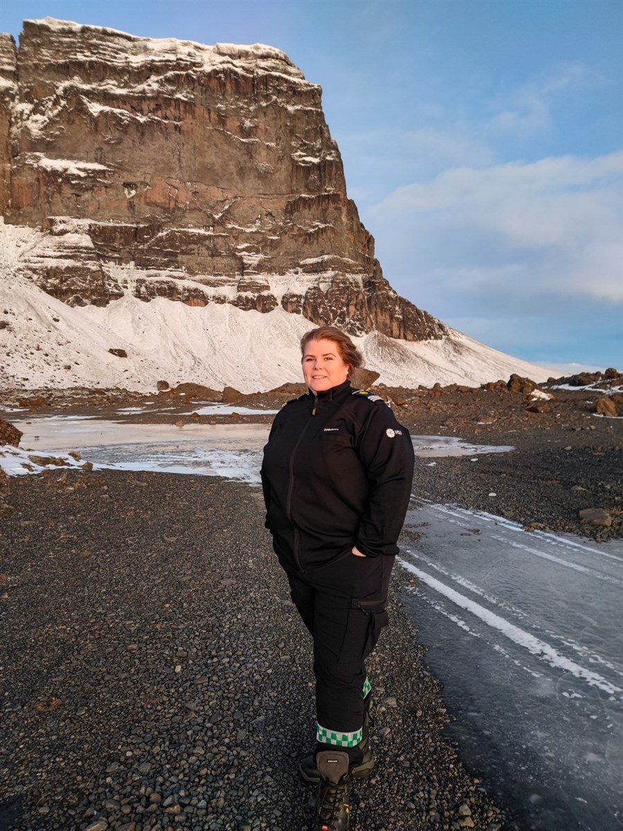 Auðbjörg Brynja Bjarnadóttir, hjúkrunarfræðingur og rófubóndi, við Lómagnúp. Hún segir fegurðina í Skaftárhreppi engri lík.