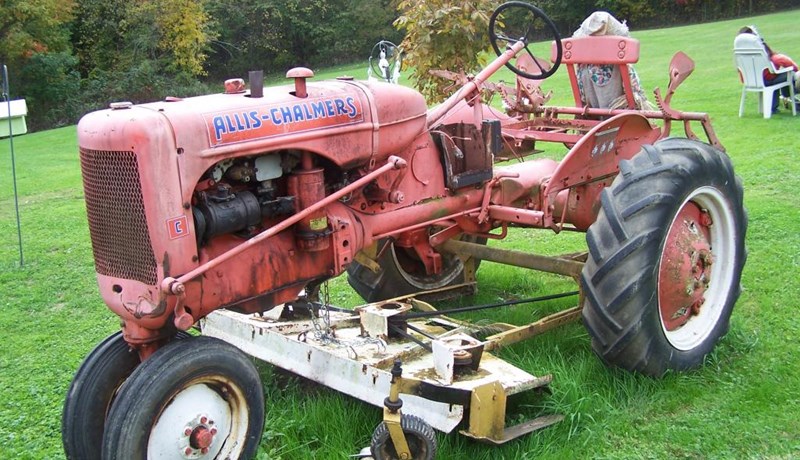 Allis-Chalmers á gúmmítúttum með blöðrum