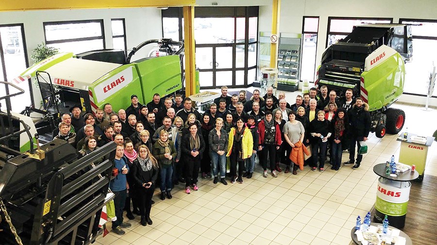 Allur hópurinn í Claas rúllu-stórbaggaverksmiðjunni.