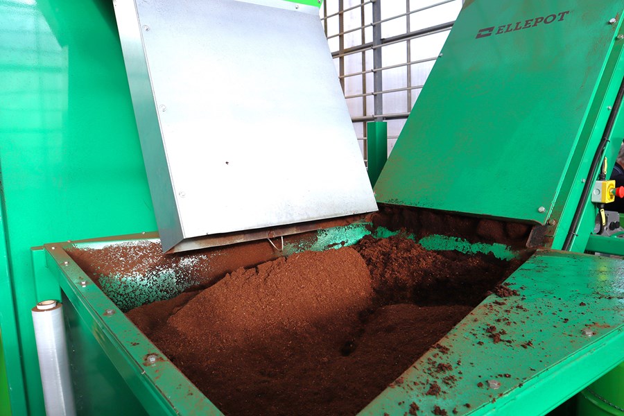 Ræktendur undirbúa sig undir minnkað framboð af sphagnum. Hér má sjá sphagnum-síló Lambhaga en fyrirtækið hyggst nú nýta allt lífrænt efni sem til fellur við ræktunina í eigin moldargerð og stefnir að því að verða fljótlega
sjálfu sér nægt um jarðveg.