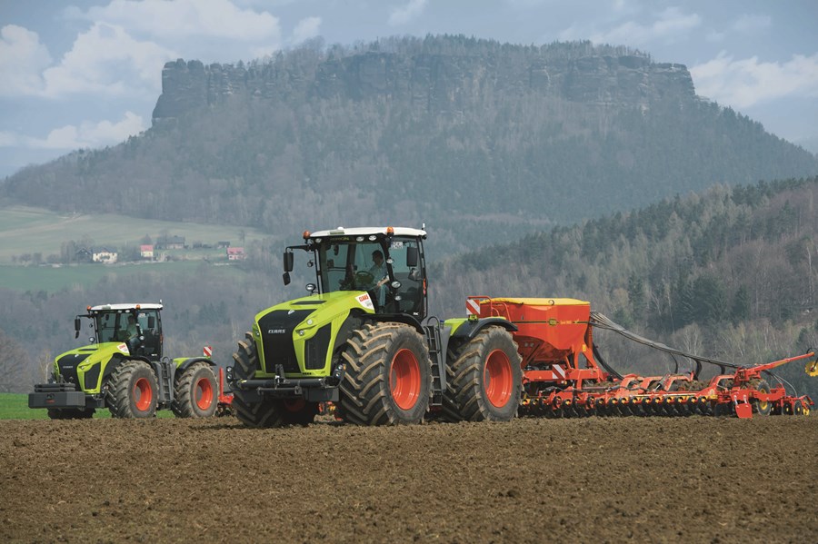 Sigurður Ágústsson í Birtingaholti í Árnessýslu á von á að fá svona dráttarvél á næstunni. Hún er af gerðinni CLAAS Xerion 4000 og er með 419 hestafla mótor og mun vera stærsta eiginlega dráttarvélin sem flutt hefur verið til landsins.