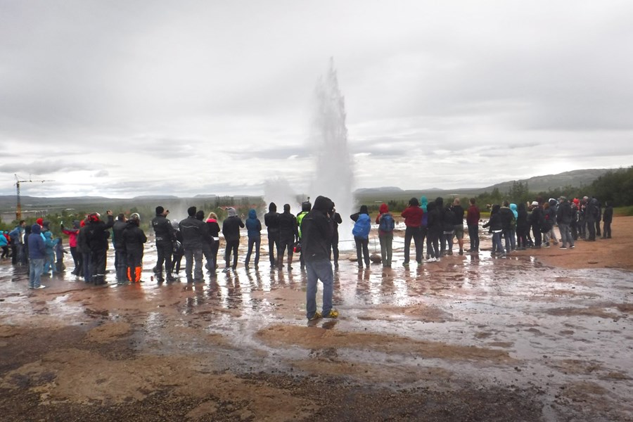 Mikill fjöldi ferðamanna við Geysi og Gullfoss kallar á aukna þjónustu sjúkraliðs og öruggt aðgengi sjúkrabíla.