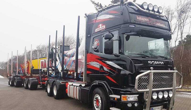 Kaupa fyrsta sérsmíðaða timburflutningabíl landsins ásamt fyrsta vínekrutraktornum