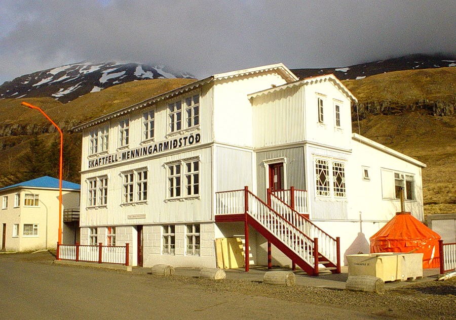 Skaftfell við Austurveg 42 árið 2004 og appelsínugult gufubað sem var listaverk nemenda í vinnustofu.  