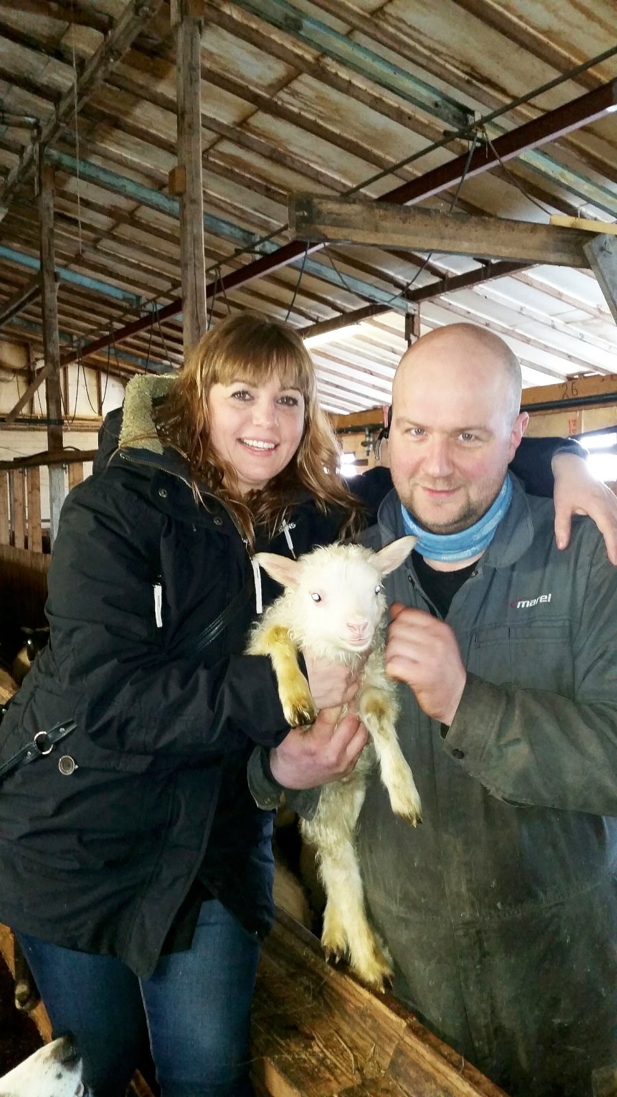 Rosemary Lilja Ríkharðsdóttir og Björn Henry Kristjánsson á Lambeyrum með hrútinn Henry.