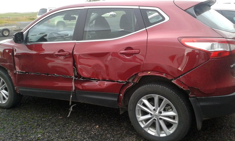 Ökumaður þessa bíls var án efa heppinn með að sleppa lifandi eftir að hafa mætt dráttarvél með illa búnum heimasmíðuðum heyvagni í umdæmi lögreglustjórands á Suðurlandi á síðasta ári. Bíllinn var hreinlega ristur upp eins og sardínudós.