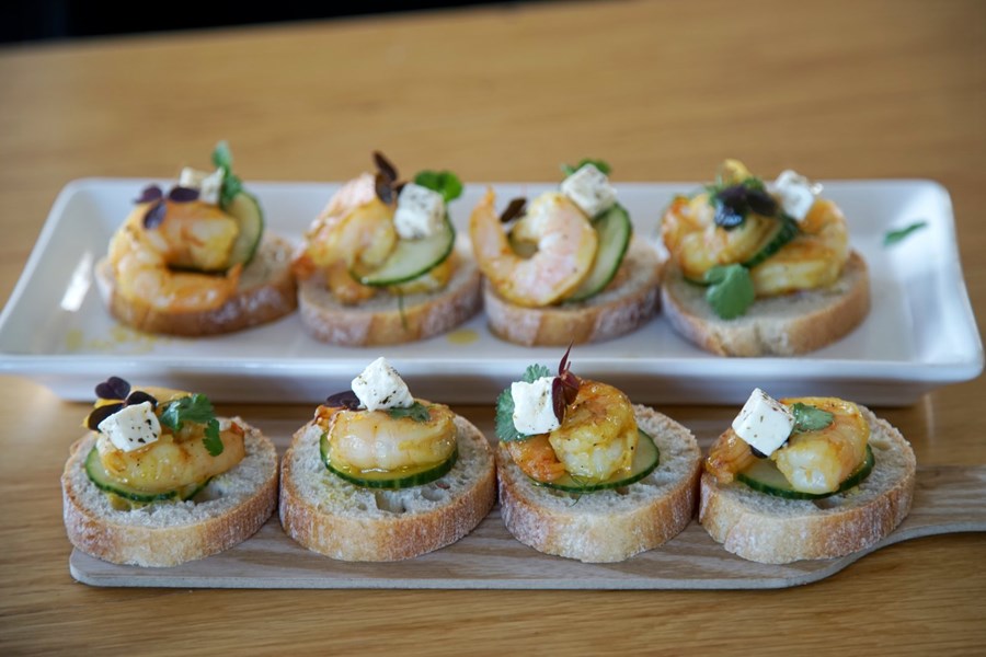 Asískar steiktar risarækjur á baguette-brauði.