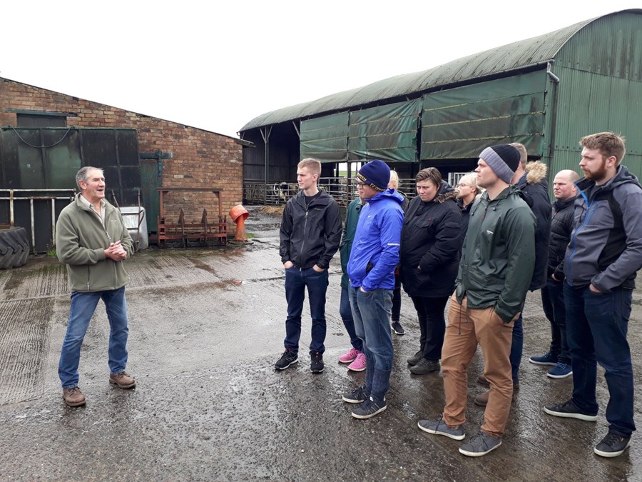 James Ranking segir frá búi sínu og hinir íslensku gestir fylgjast áhugasamir með.