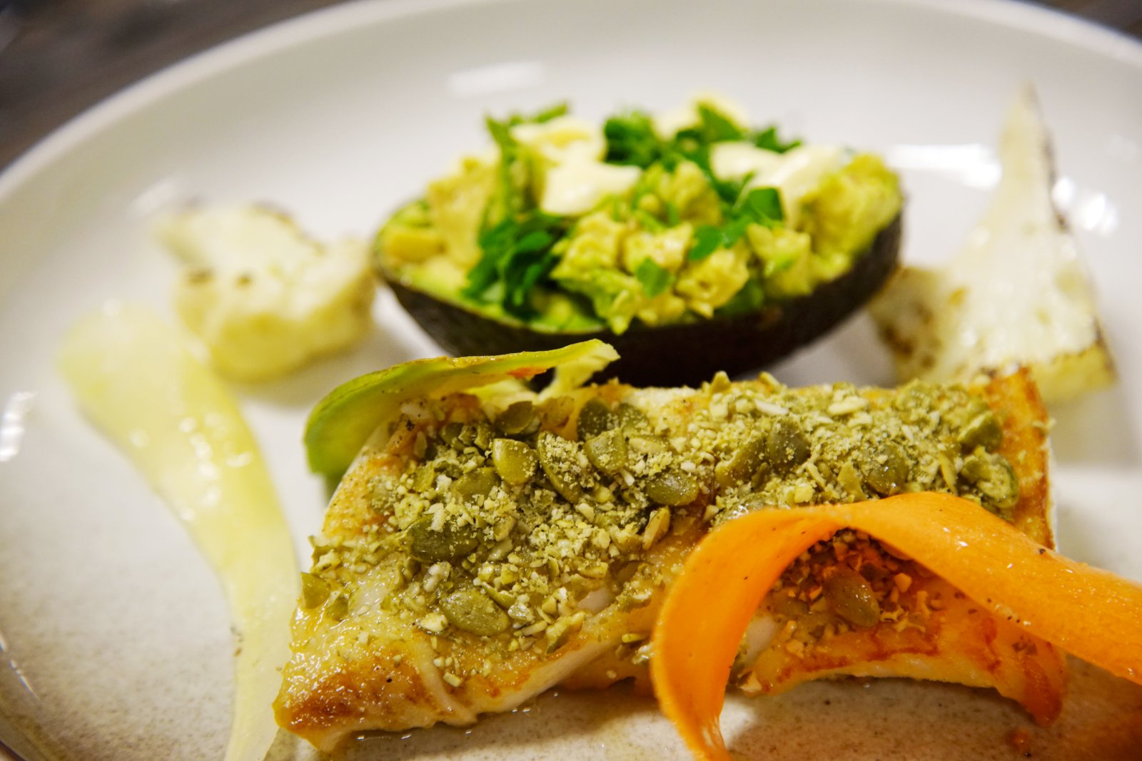 Bakaður fiskur með avókadó- og tartarsósu