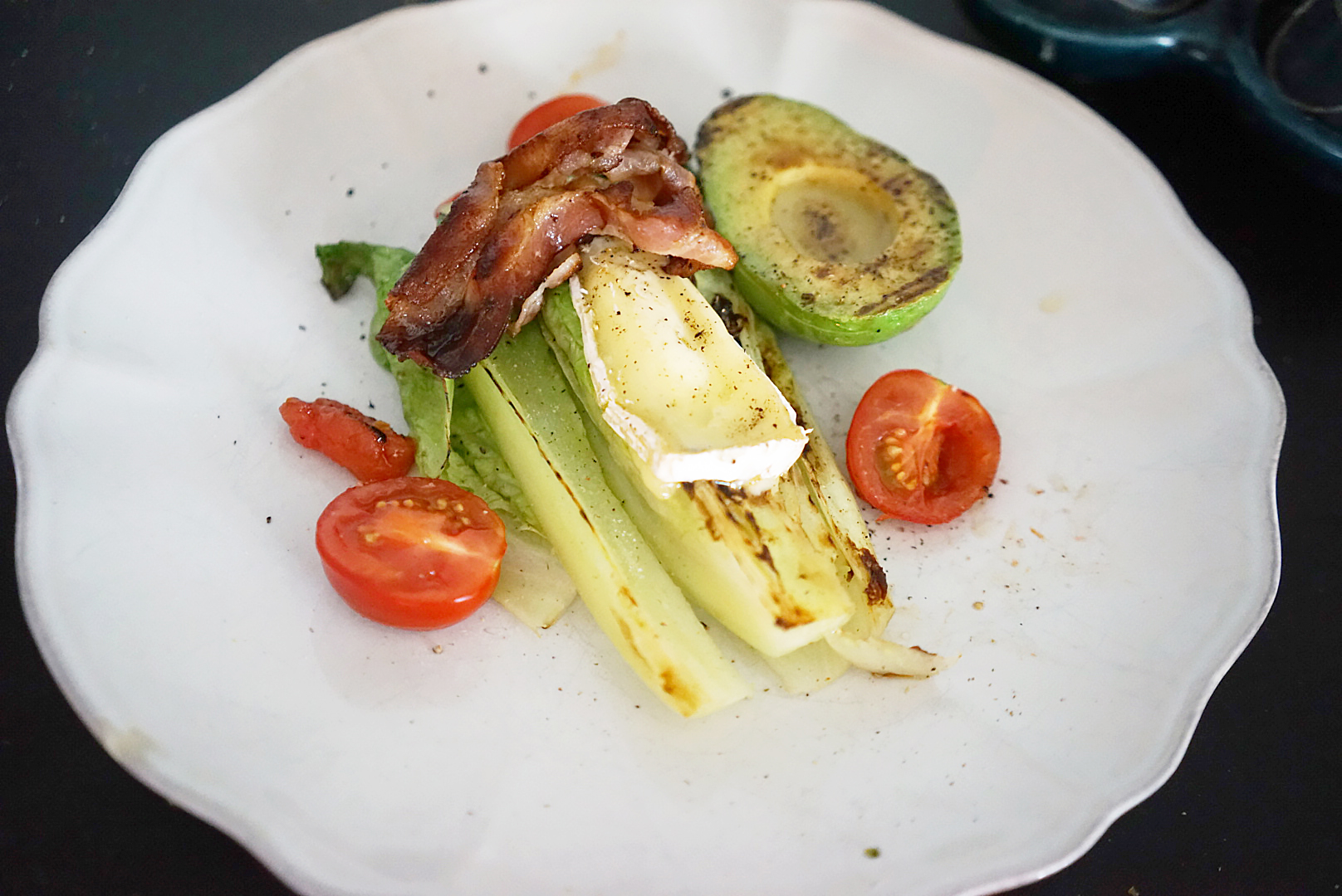 Grillað salat, grænmeti og kjúklingalæri