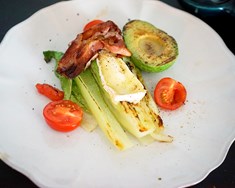 Grillað salat, grænmeti og kjúklingalæri