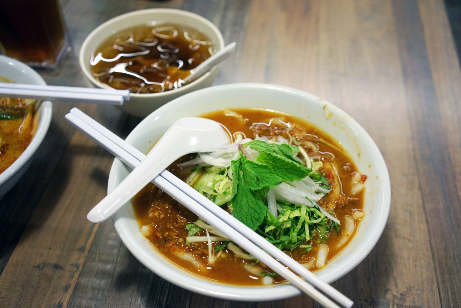 Karrí-núðlusúpa og grilluð ferskja