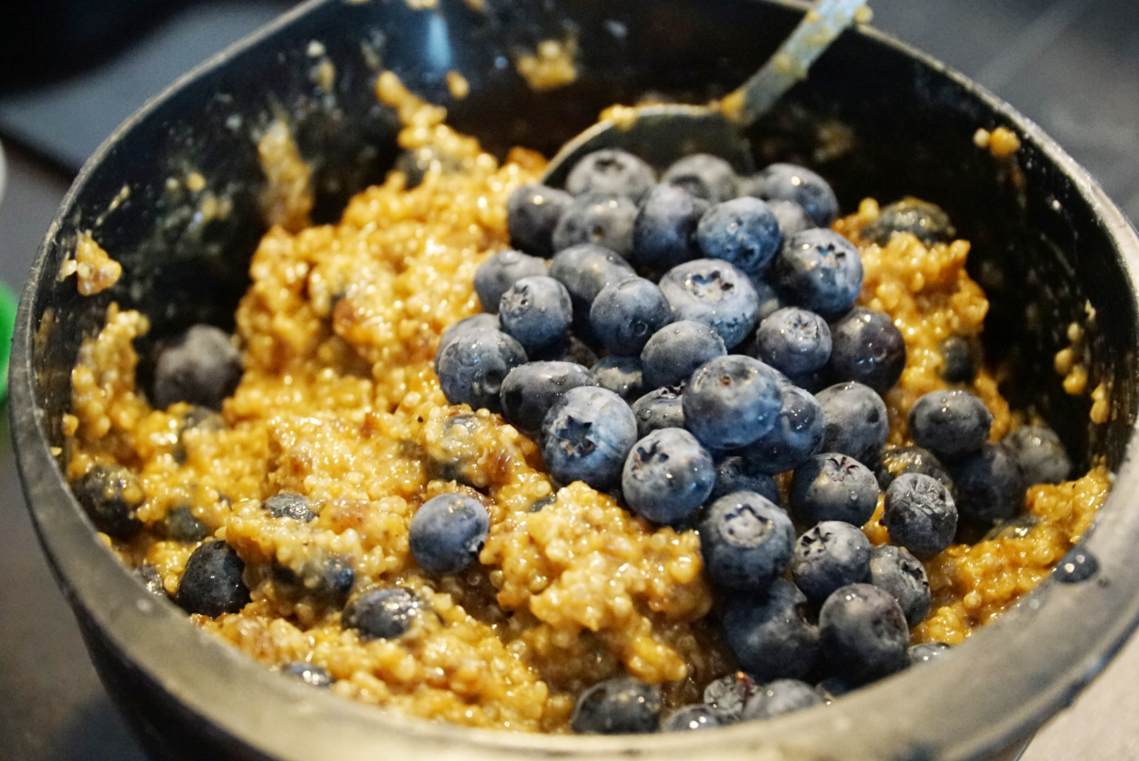 Bláberja-bollakökur með kínóakorni og döðlum