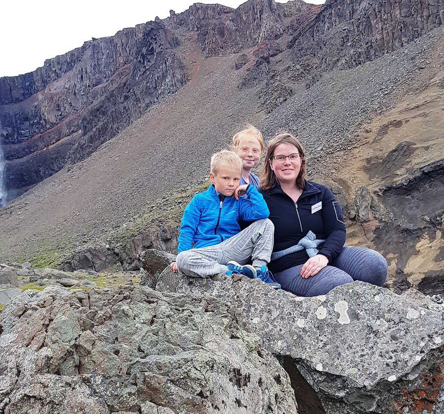 Guðfinna með börnum sínum tveimur, þeim Guðrúnu Katrínu og Árna Elís.