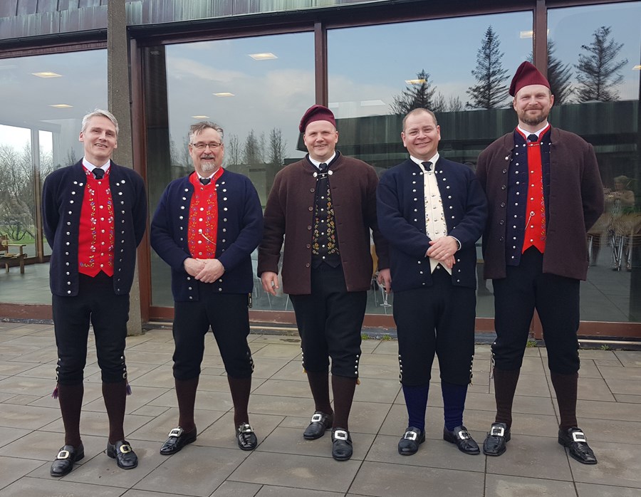 Föngulegir Færeyingar íklæddir þjóðbúningum við Kjarvalsstaði á hátíð færeyska fánans 25. apríl. Talið frá vinstri: Høgni Hoydal, sjávarútvegsráðherra Færeyja, Petur Olivar í Hoyvík, Ludvík við Stein, Atli Johansen og Jón Nónklett. Myndir / Hörður Kristjá