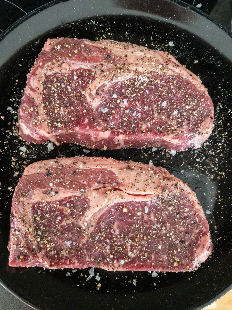 Klassísk steik au Poivre og grillaðar gúrkur