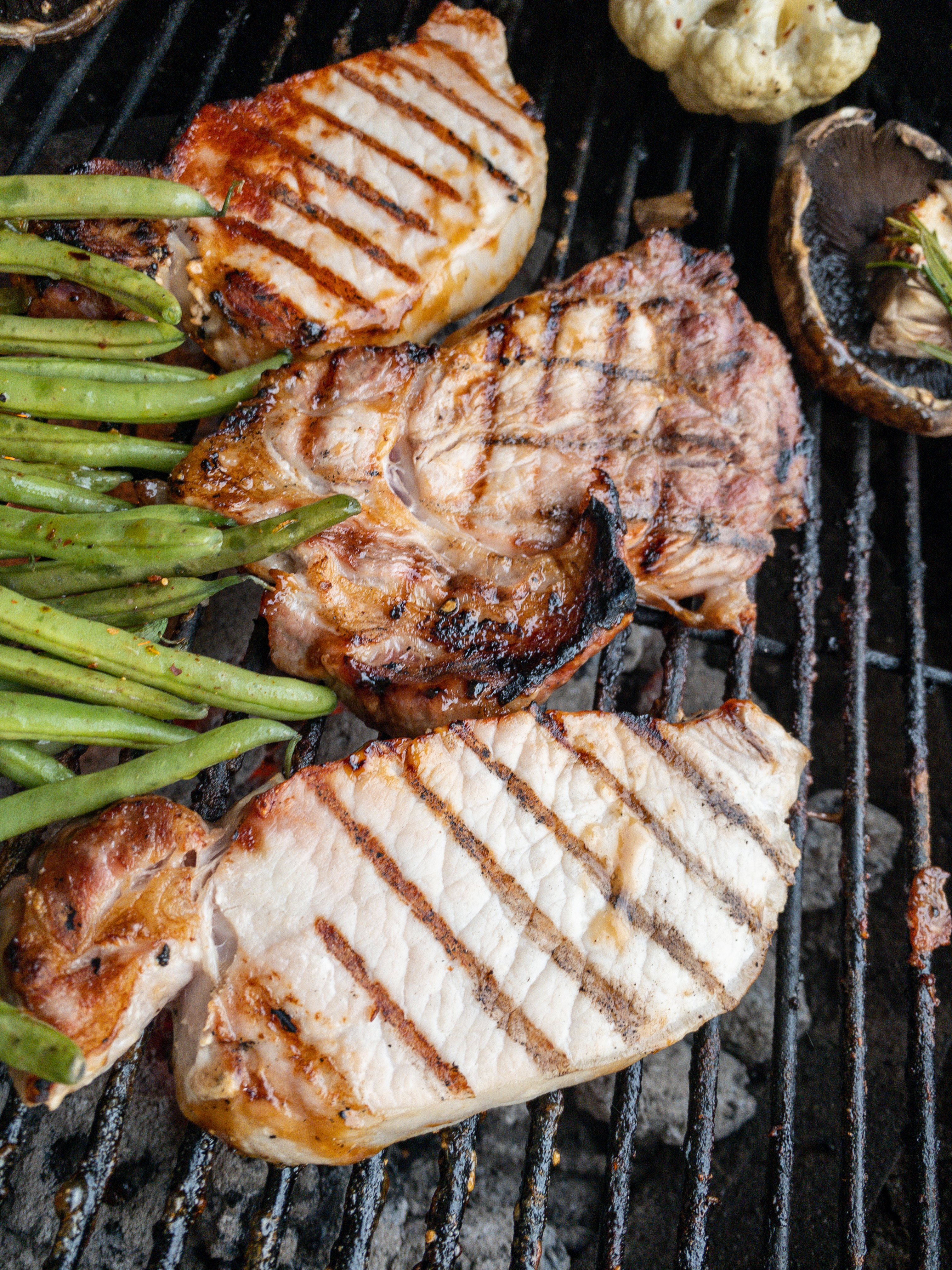 Gljáðar svínakótelettur og grænmeti