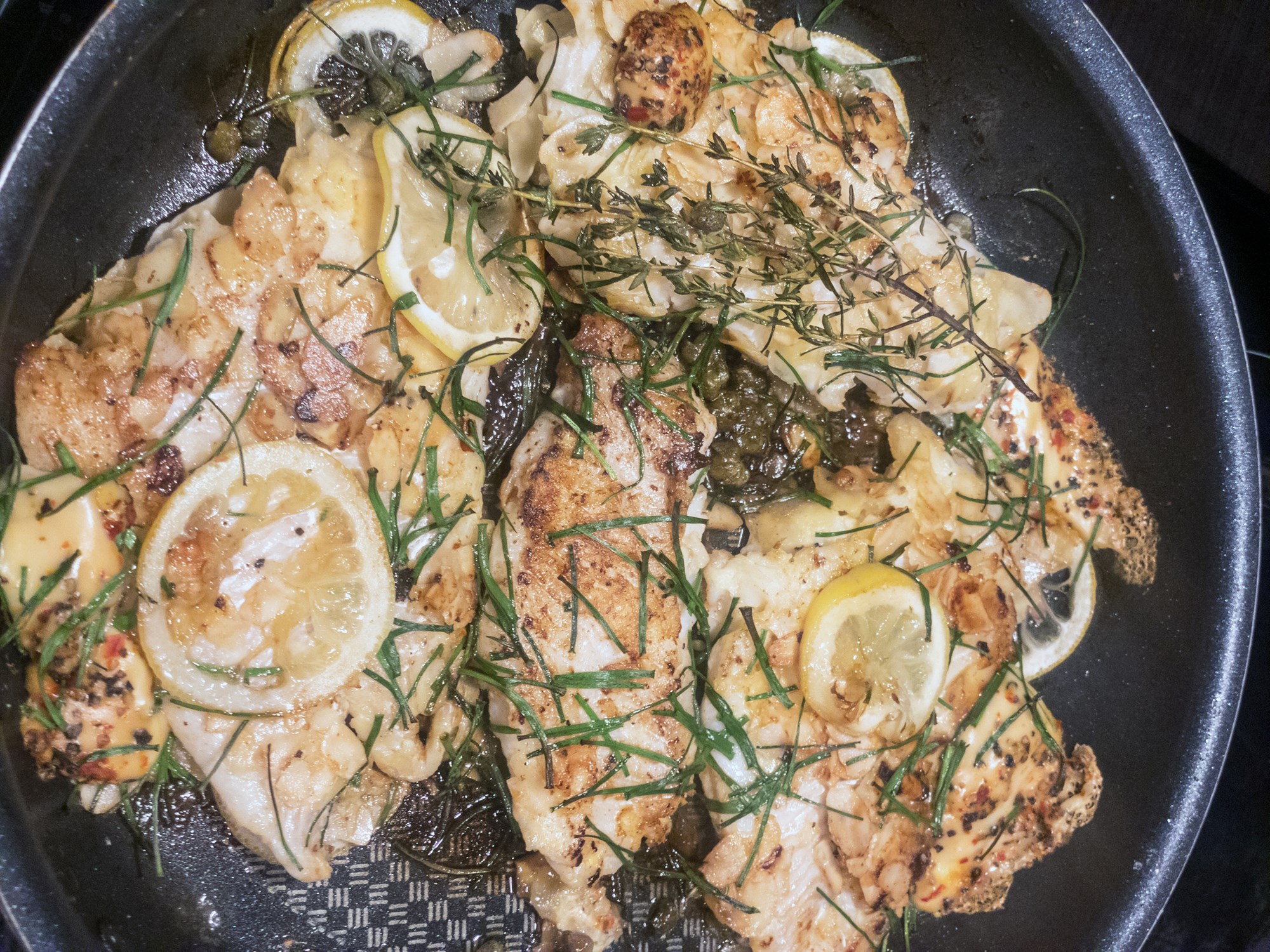 Rauðrófubrauð, ýsa og ristaður aspas