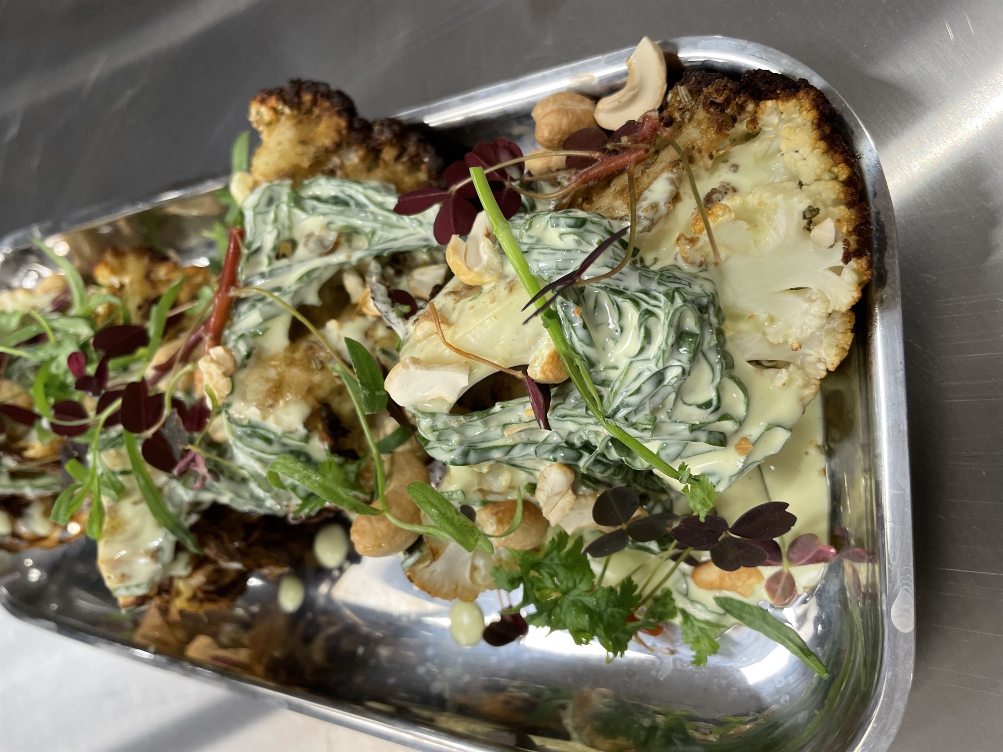 Heilsteikt blómkál með tahini sesammauki og tómatsalsa