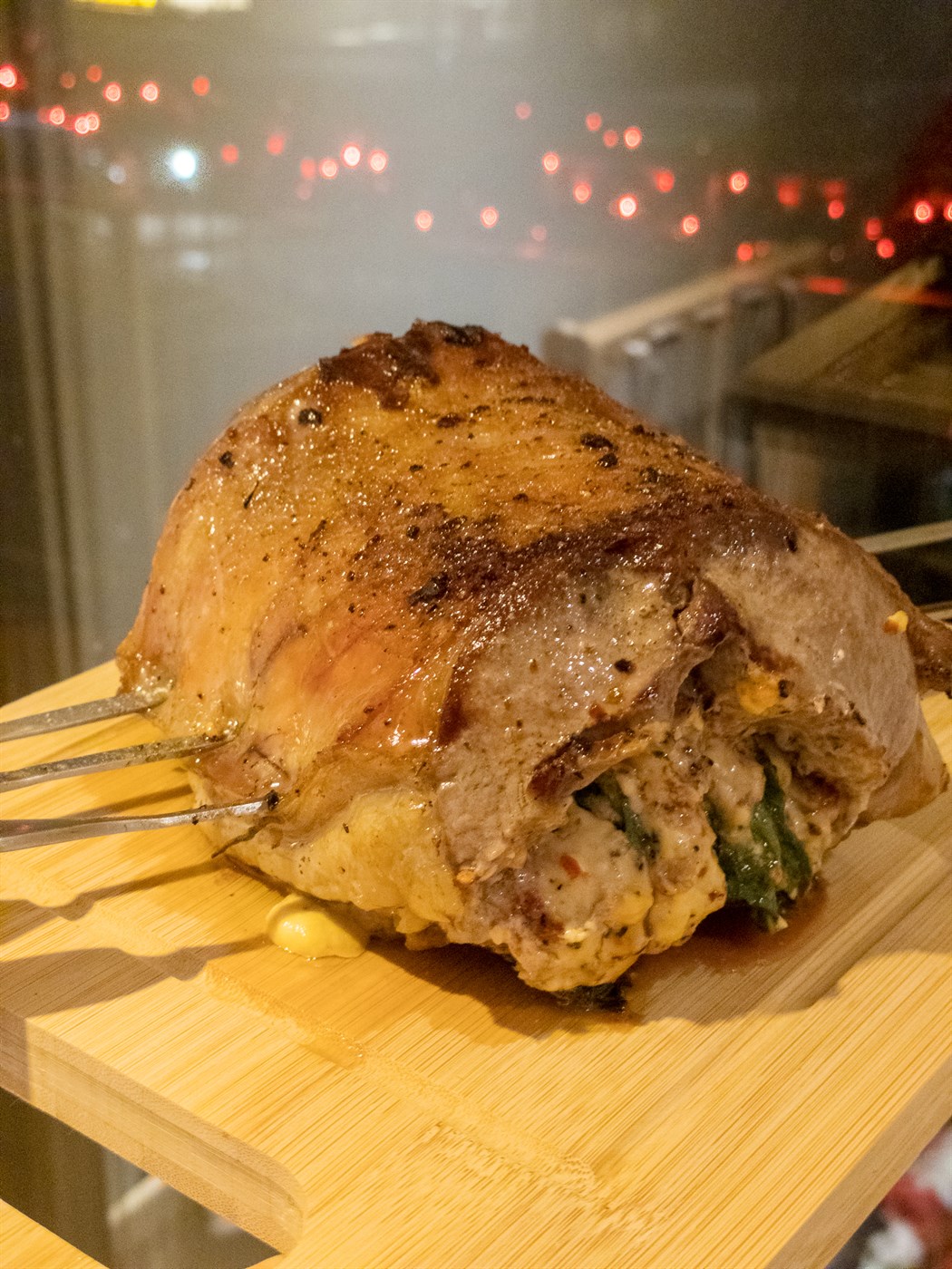 Spínatfyllt lambalæri eða hryggur og steiktar rauðrófur með geitaosti