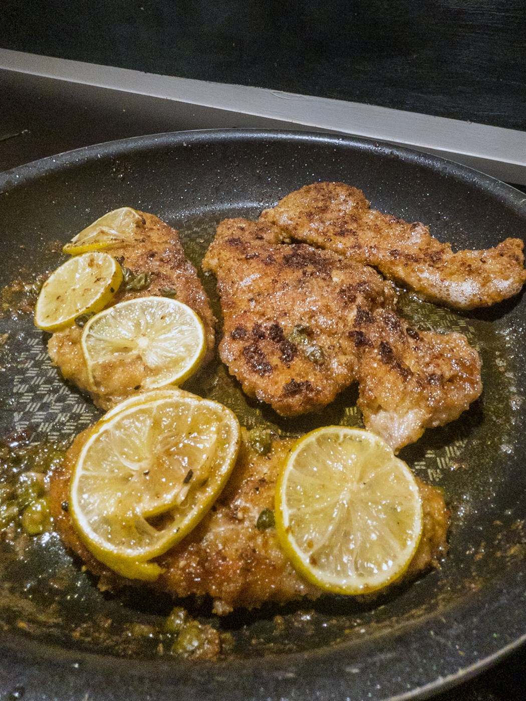 Sítrónu- og hvítlaukskjúklingasnitsel með fljótlegri puttanesca-sósu