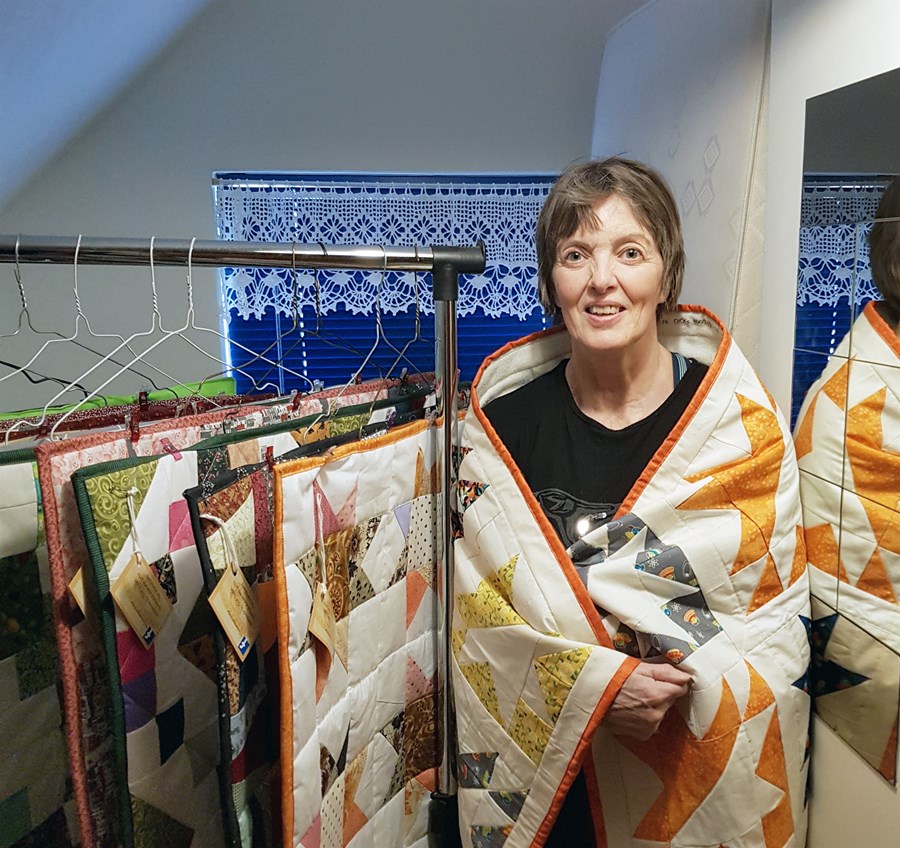 Ólöf Ólafsdóttir á Tannstaðabakka í Hrútafirði, sem lætur ekki deigan síga þrátt fyrir að vera með Parkinson-sjúkdóminn og saumar bútasaumsteppi á fullum krafti og gefur allan ágóða af sölu þeirra til góðgerðarmála. Mottó Ólafar er: „Lífið er stutt, njóttu þess.“ 