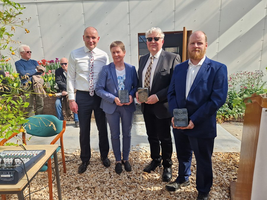 Handhafar garðyrkjuverðlauna 2023, þau Helga Ragna Pálsdóttir, Friðrik Baldursson og Bjarki Jónsson, ásamt Guðna Th. Jóhannessyni forseta.