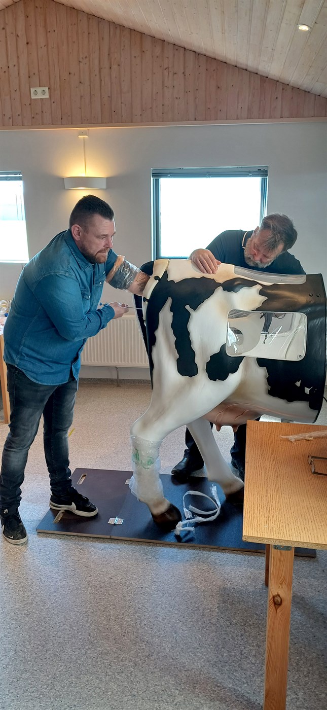 Eftirlíking af hálfri kú