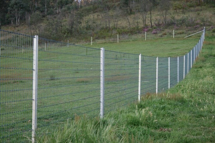 Girðingastaurar úr  4 mm heitgalf stáli.