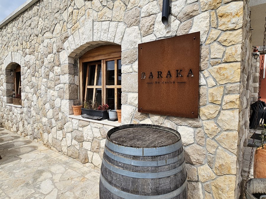 Vínframleiðsla Baraka-vínhússins á dalmatísku ströndinni í Króatíu á vinsældum að fagna enda jarðvegur og aðstæður til vínviðarræktar afbragð. Í vínkjallara Baraka þroskast vínið í ámum í tugatali, þar er sérstakt átöppunarsvæði og vel útbúin smökkunaraðstaða.