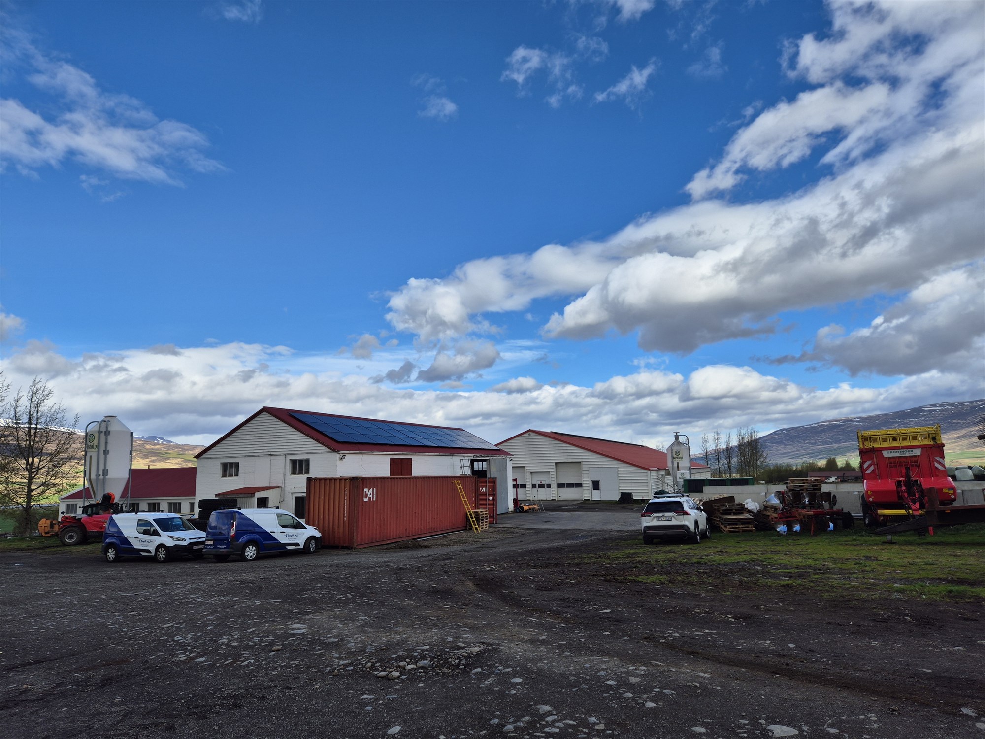 Stærsta sólarorkuver landsins á kúabúinu Garði