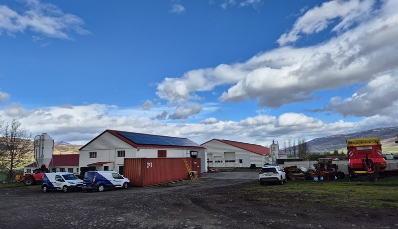 Stærsta sólarorkuver landsins á kúabúinu Garði