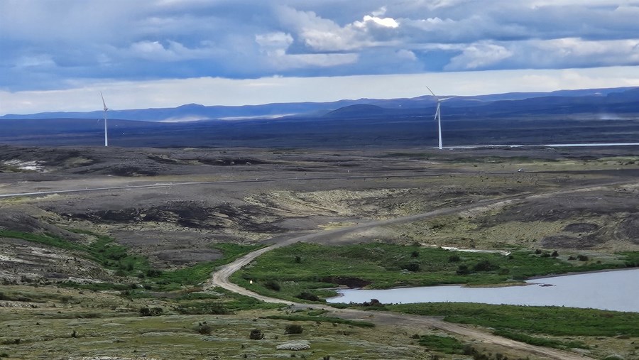 Frá athafnasvæði Landsvirkjunar í Rangárþingi ytra þar sem Vaðölduvirkjun mun rísa á komandi mánuðum. Tvær vindmyllur hafa verið staðsettar þar um skeið til að rannsaka aðstæður. Myndin var tekin sl. haust.