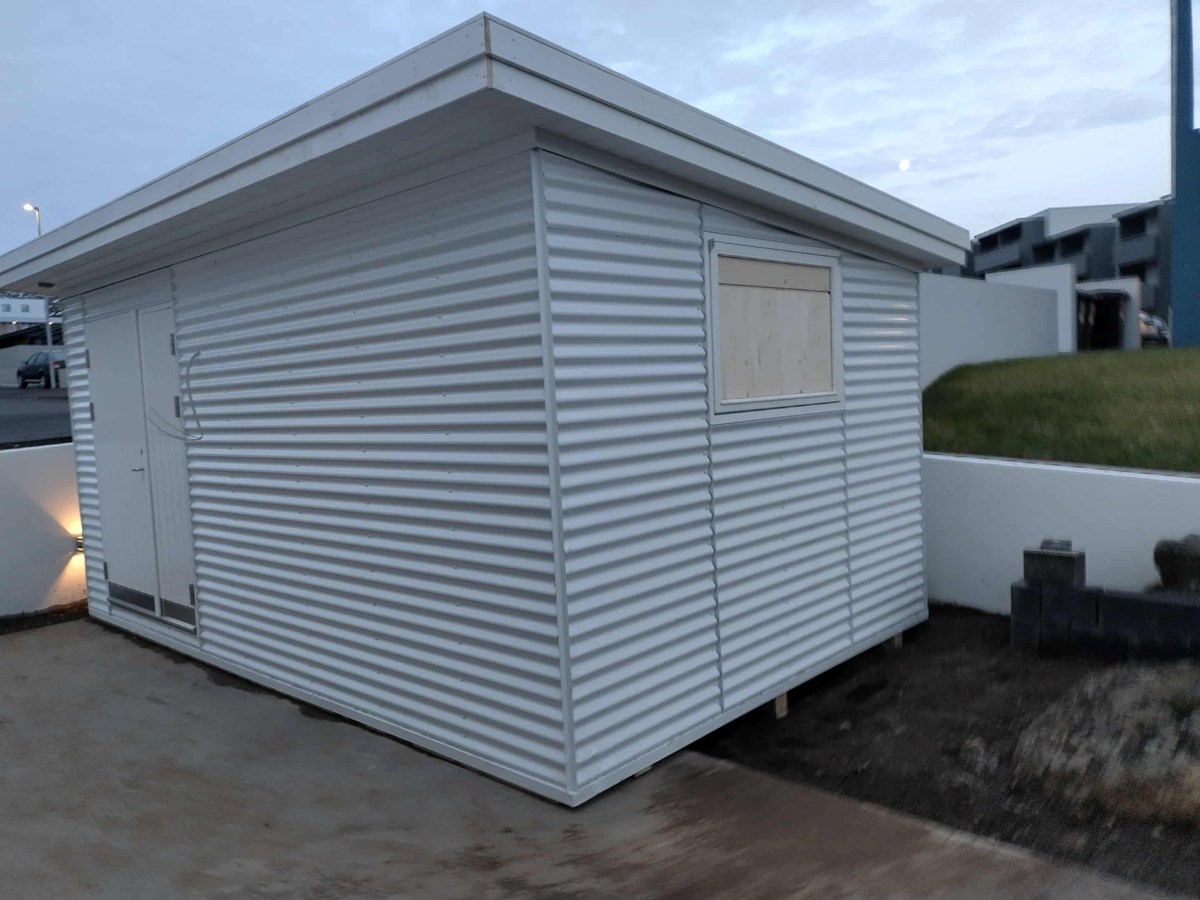 Geymslurkomast nýju garðhúsgögnin ekki